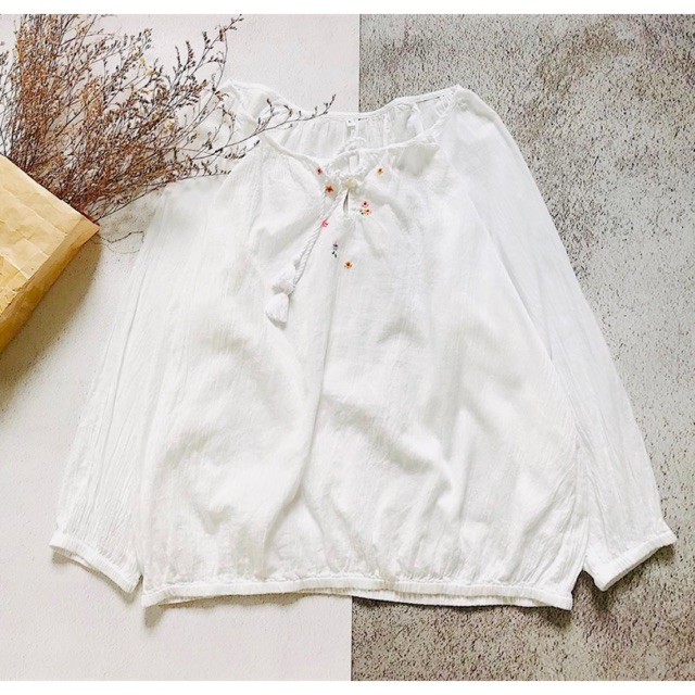 Áo xô trắng Muji Nhật Bản thêu hoa nhí thanh lý, size L