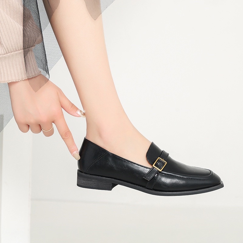 Giày loafer da mềm gắn khuy vuông