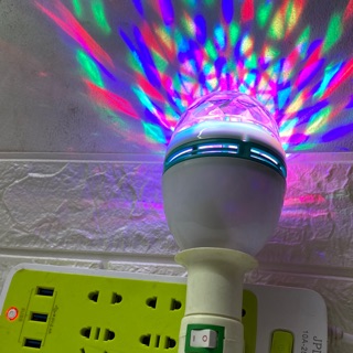 Đèn led 7 màu xoay đuôi e27