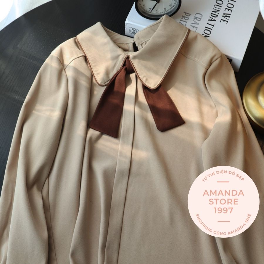 {Amanda}Set áo sơ mi dài tay kèm yếm nâu cổ sen buộc nơ thời trang chất dày dặn. Có thể tách rời 2 sản phẩm