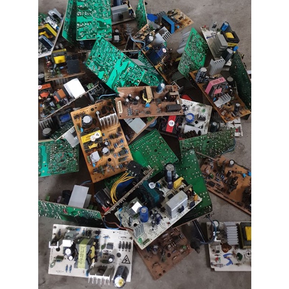 Sạc xe đạp xe máy điện .cũ hỏng.thi thoảng có 1 vài chiếc bị vỡ gãy.cho ae lấy linh kiện