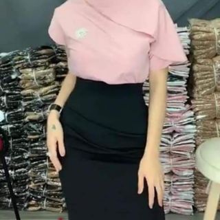Set chân váy đen + ao thun lệch vai hồng + tag bong tuyết