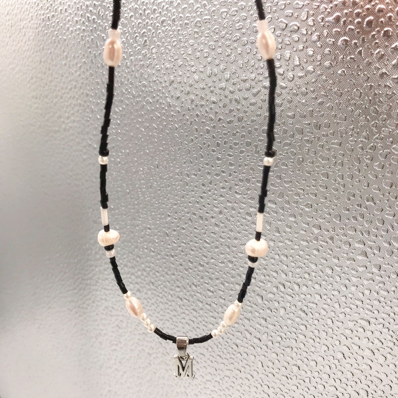 Dây Chuyền Chữ Cái Charm Tên Cườm Đen Ko Đen Gỉ