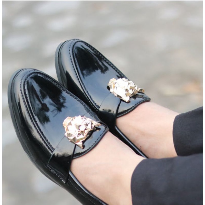 Giày Tây Nam Da Bóng Mũi Nhọn Hàn Quốc Dập Vân Ô Vuông Logo Bướm Vàng