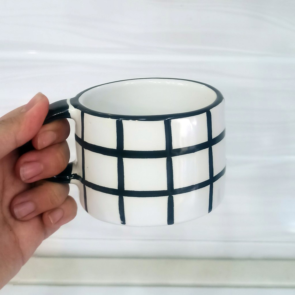 Ly cốc tách cà phê gốm hoạ tiết caro trắng đen có quai - Checkered ceramic cup