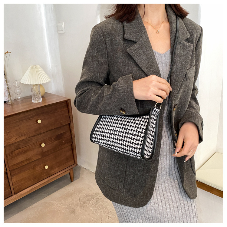 Túi nữ đeo chéo dáng vuông JASMIN NOIR phong cách cổ điển | BigBuy360 - bigbuy360.vn