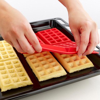 1 khuôn silicon màu đỏ dùng để làm thanh socola hoặc làm bánh