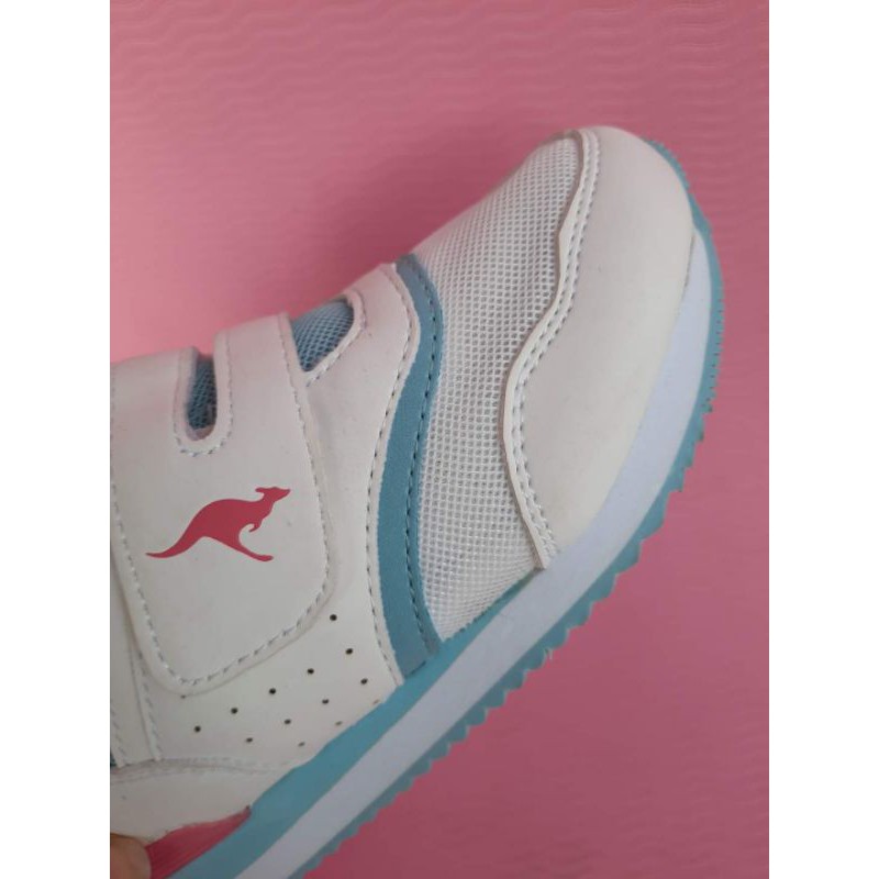 Giày xuất cho bé