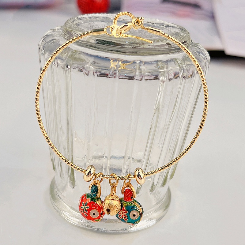 Vòng tay gắn ba chuông mẫu con bọ cánh cứng mùa hè độc đáo