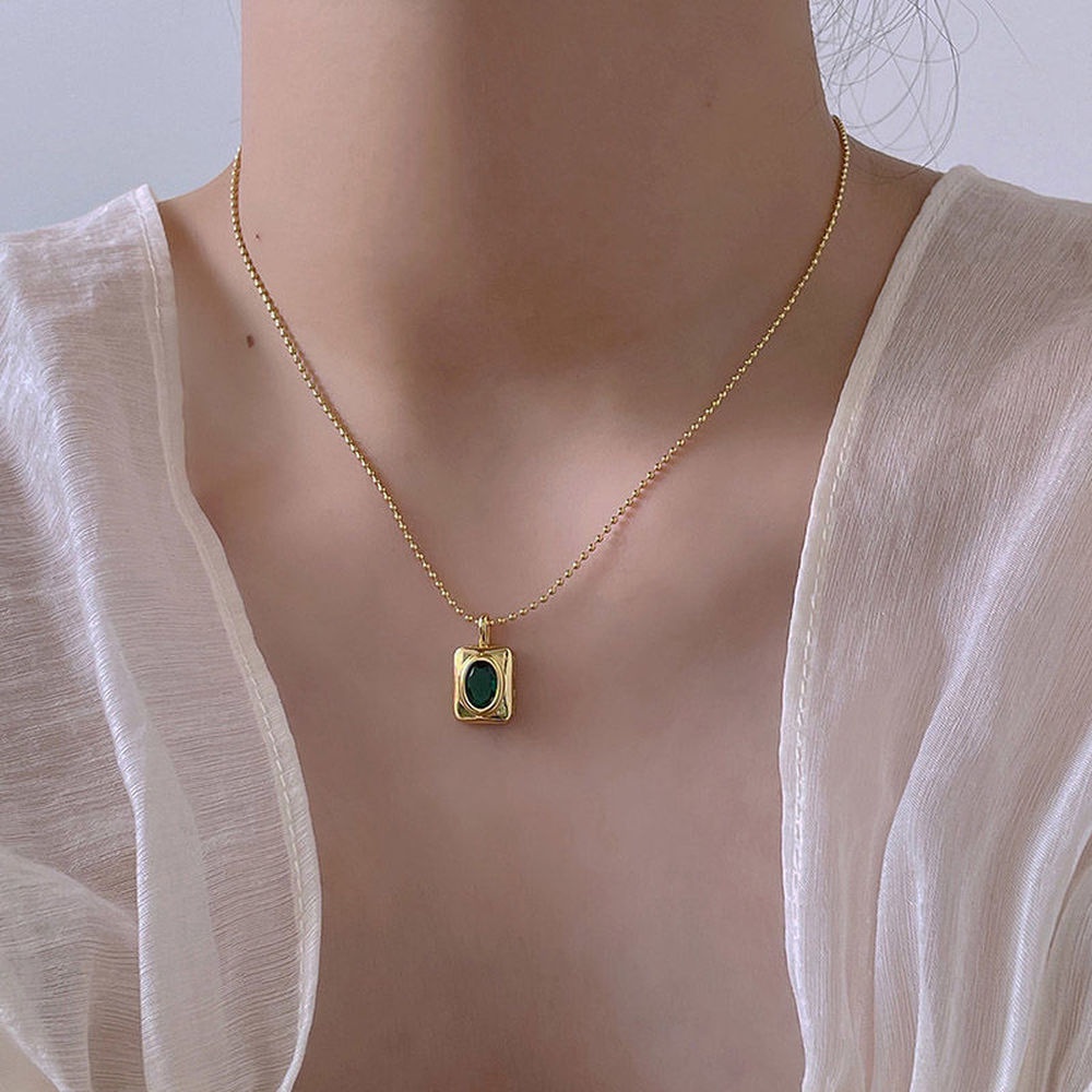 Dây Chuyền Thép Titan Mạ Vàng 18K Đính Ngọc Lục Bảo Thời Trang Cho Nữ
