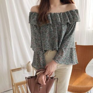 Áo trễ vai 2 màu xưn xưn nè các c iu 😍😍