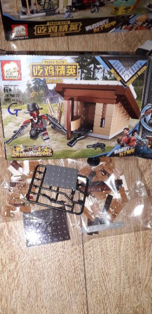 Lắp ráp 1 hộp LegoPubg 70075 có trên 100 chi tiết bằng nhựa ABS