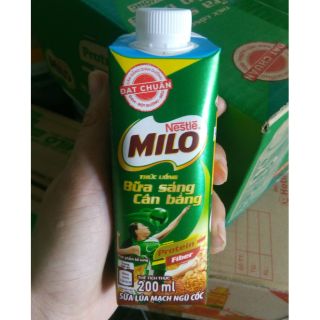 Thùng 24 hộp Milo nắp vặn bữa sáng cân bằng ít đường 200 ml date 1/2021