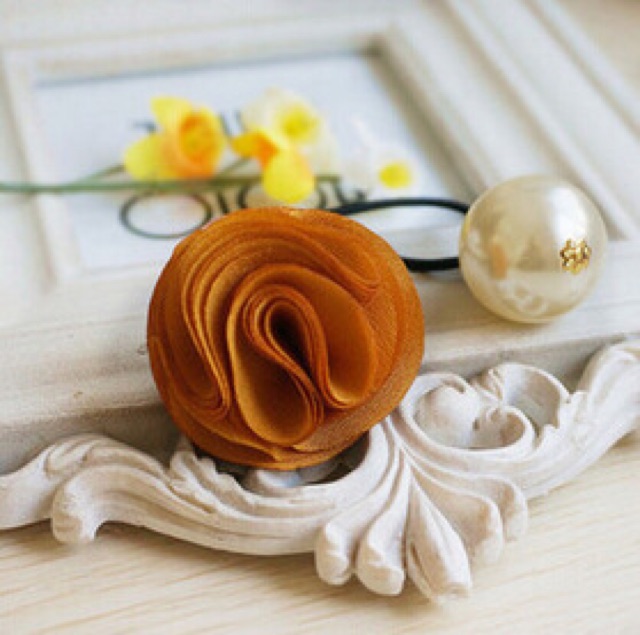 Buộc tóc hoa hồng voan
