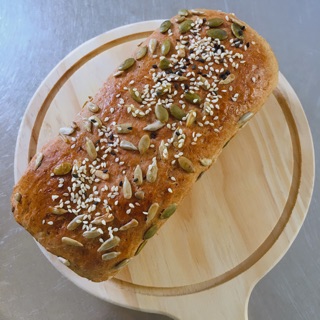 Bánh mì nguyên cám hạt