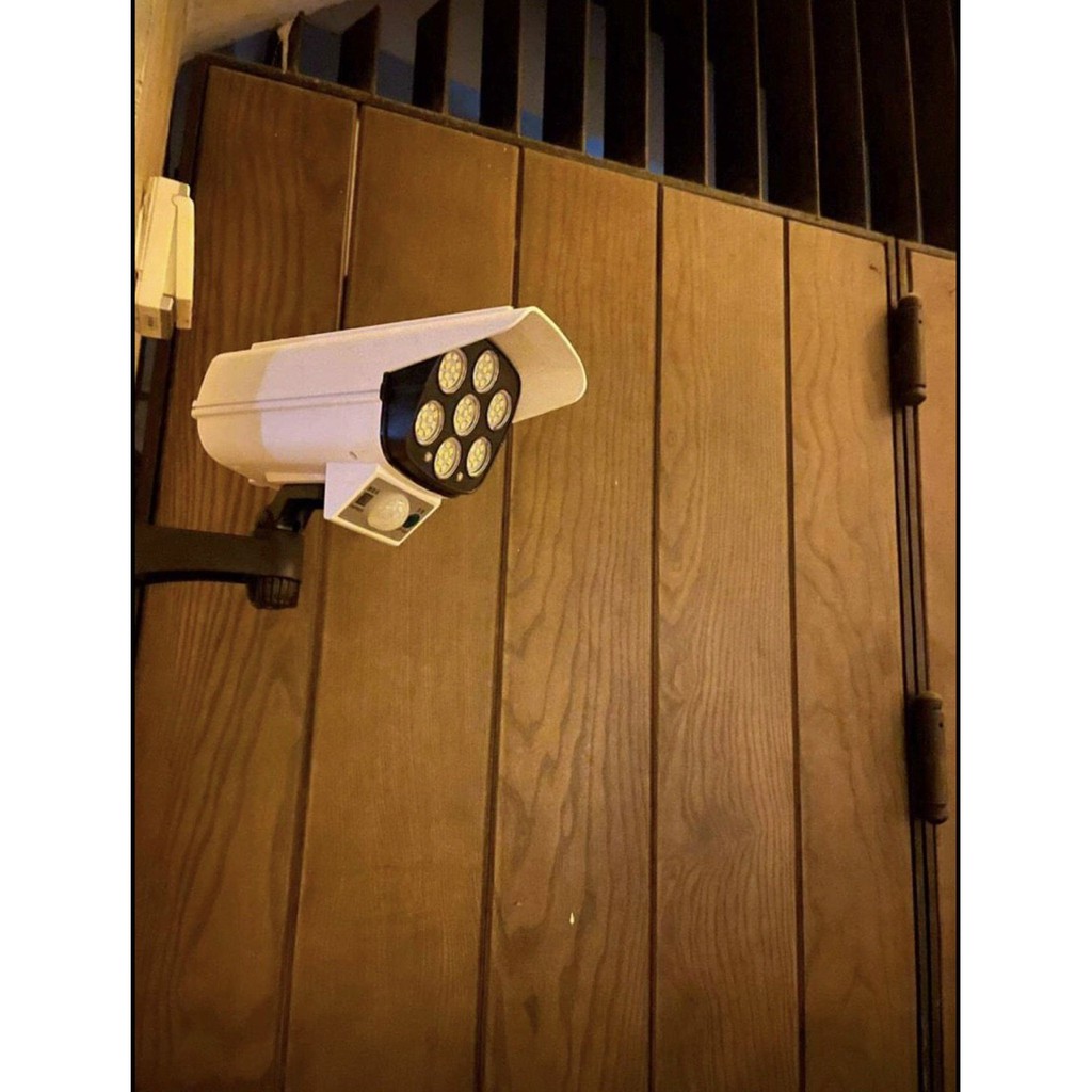 Đèn năng lượng mặt trời mô hình camera chống trộm có điều khiển từ xa cảm biến hồng ngoại | BigBuy360 - bigbuy360.vn