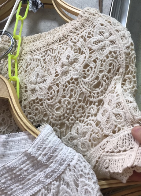 Set biển sexy mới - set 3 món - bra tam giác rua ngọc + quần hoa cạp nhỏ + choàng ren hoa nhỏ (có tách rời)