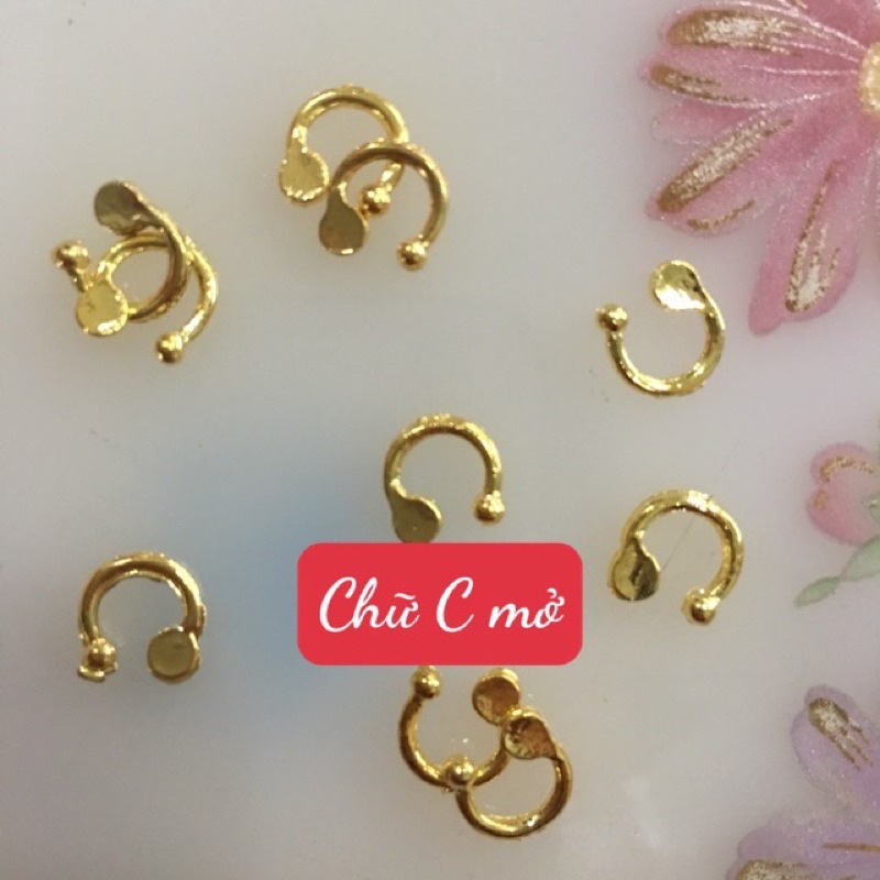 Cham kim loại mẫu chữ C mở logô
