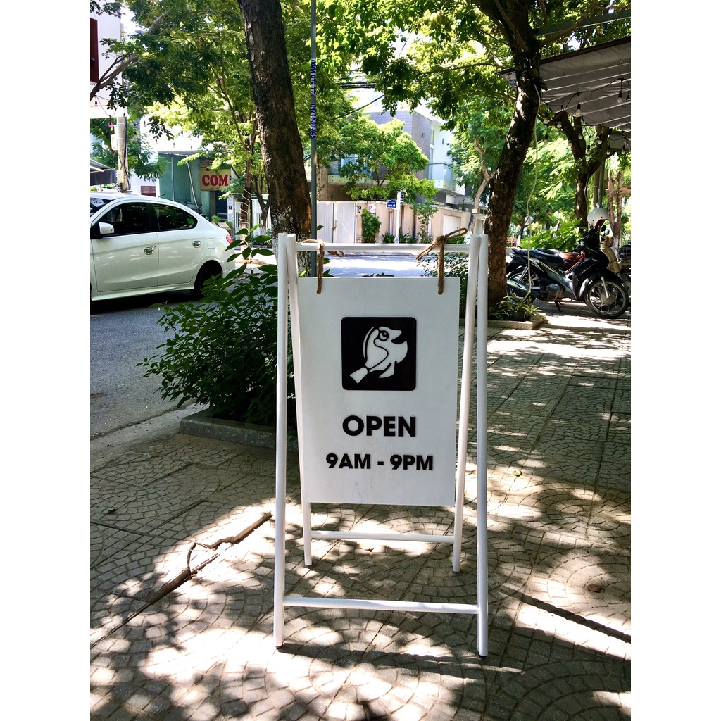 STANDEE GIÁ TREO GỖ KT 100x50CM - TRANG TRÍ NỘI DUNG YÊU CẦU - LUXI DECOR