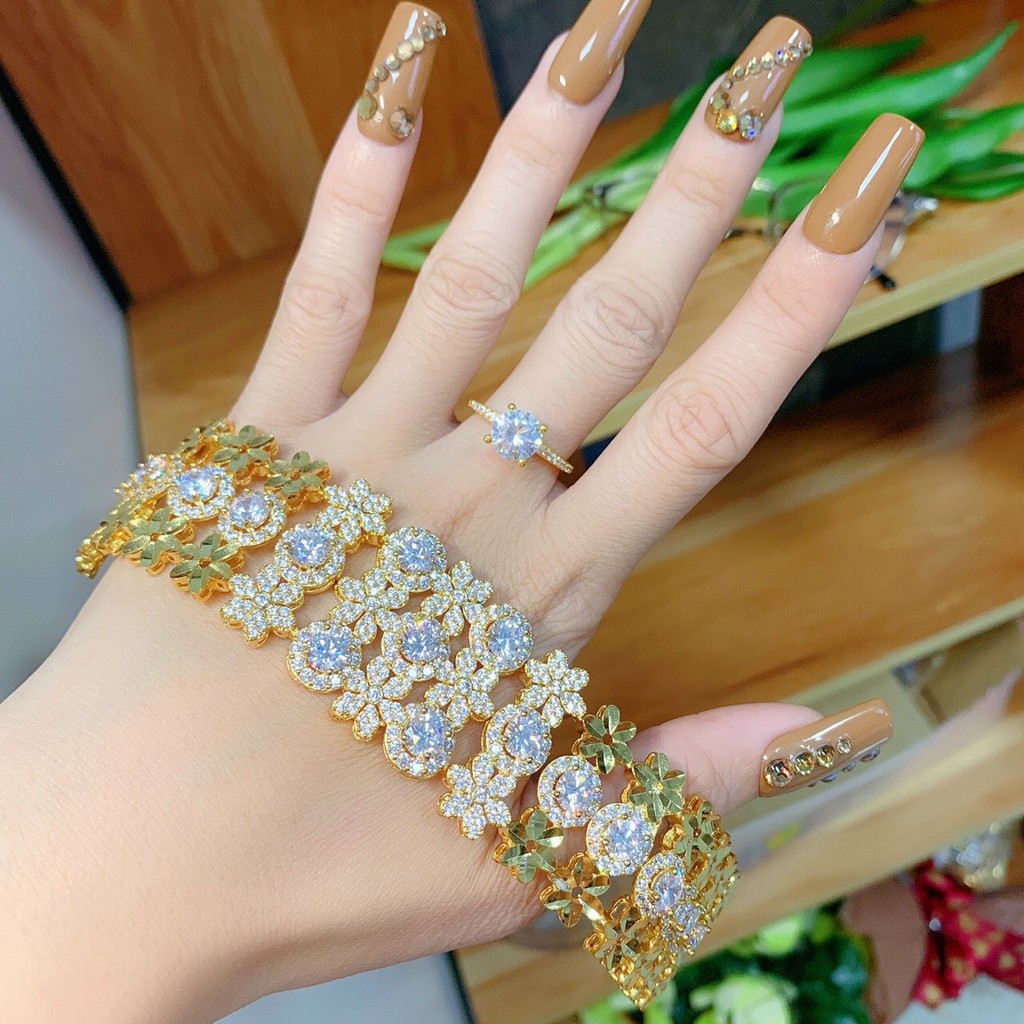 Lắc Tay Nữ Dạng Hoa Xinh Xắn Dễ Thương Bản To Đính Đá Chuẩn Màu Vàng - Đi Tiệc Cực Sang Chảnh - Trang Sức Queen