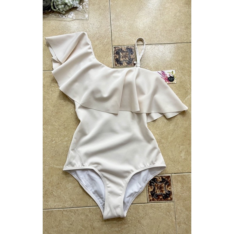 Bikini phong cách Hàn Quốc, bộ bơi liền màu kem lệch vai - giá cả đi đôi với chất lượng ạ 🥰 | BigBuy360 - bigbuy360.vn