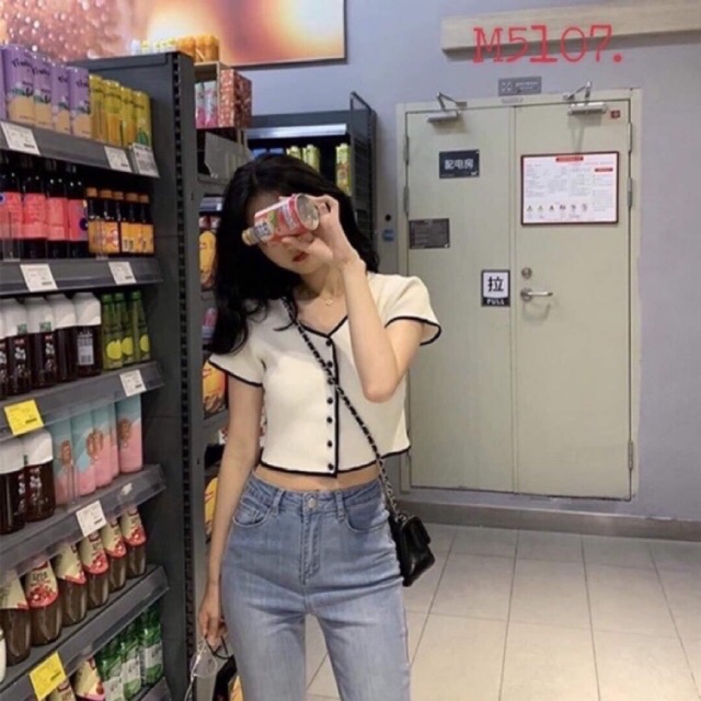 Áo kiểu đính nút