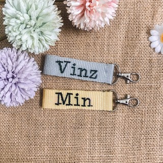 Móc khóa thêu tên theo yêu cầu nametag