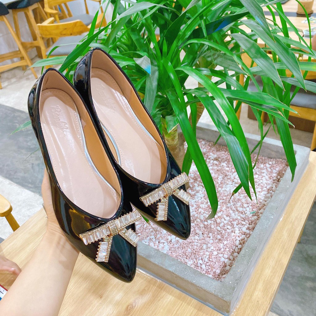 Giày búp bê nữ đế bằng Bánh Bèo mũi nhọn da bóng nơ đá màu đen và kem | BigBuy360 - bigbuy360.vn