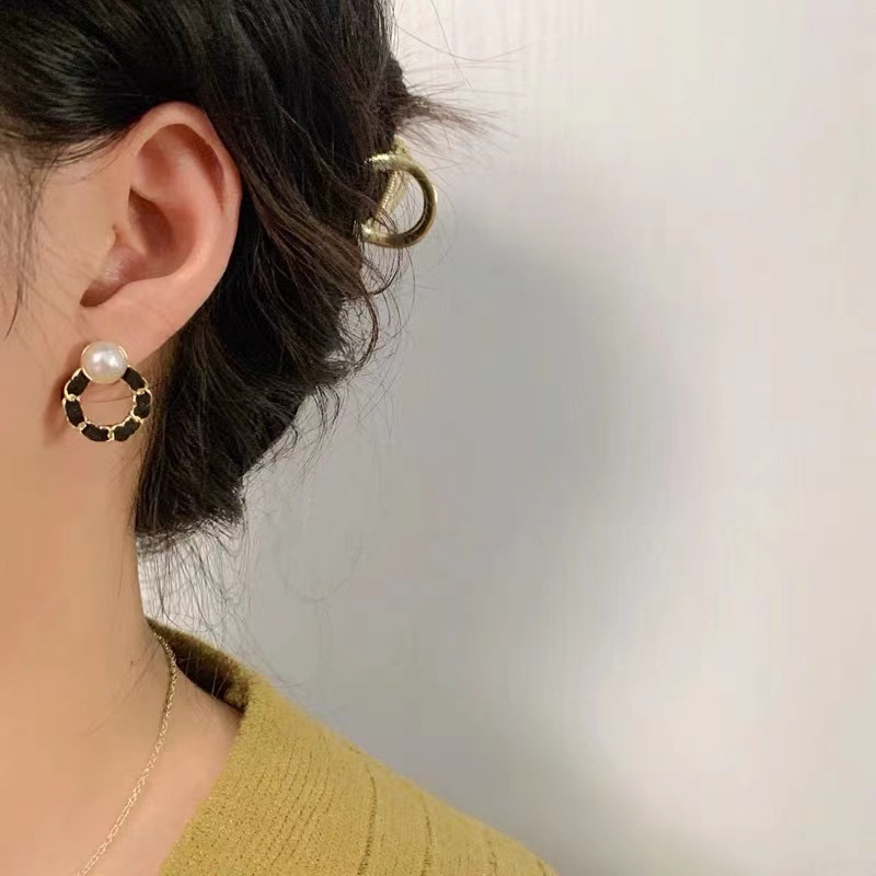 Khuyên Tai Nhung Đen Đính Ngọc Trai Sang Trọng Thời Trang