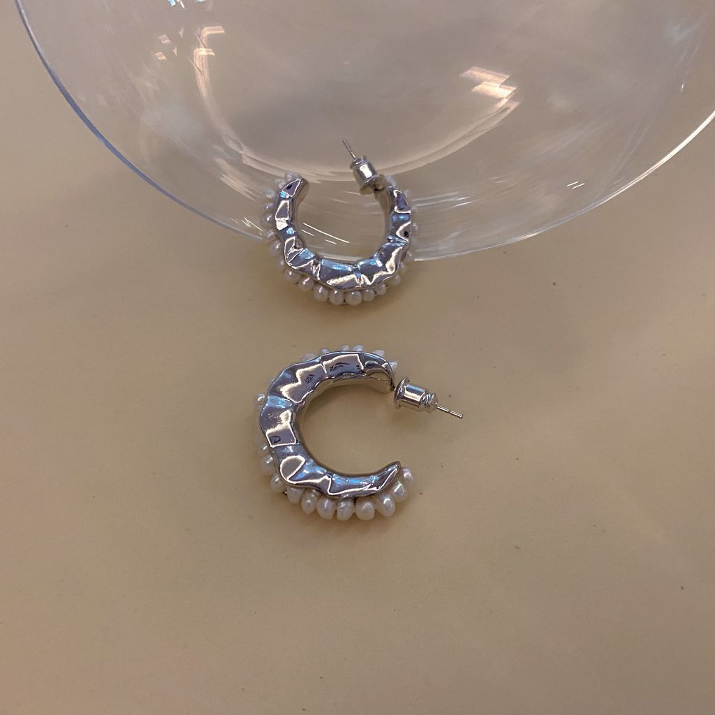 Khuyên tai tròn gợn sóng bất đối xứng phối ngọc trai phong cách retro hiphop 19A1552