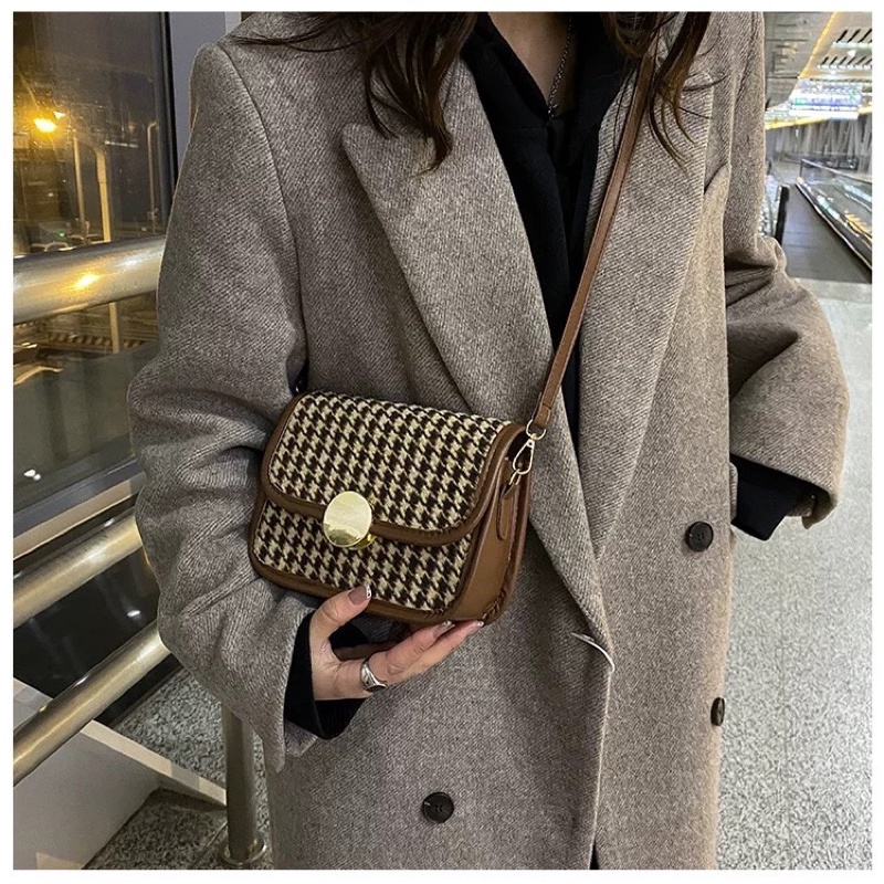 Túi xách đeo chéo nữ khóa vàng tròn Hàn Quốc