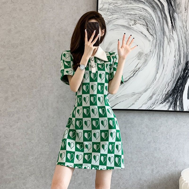Green plaid fashionable dress for women in the summer of 2022, the new style looks thin, foreign style, polo collar, medium and long style.