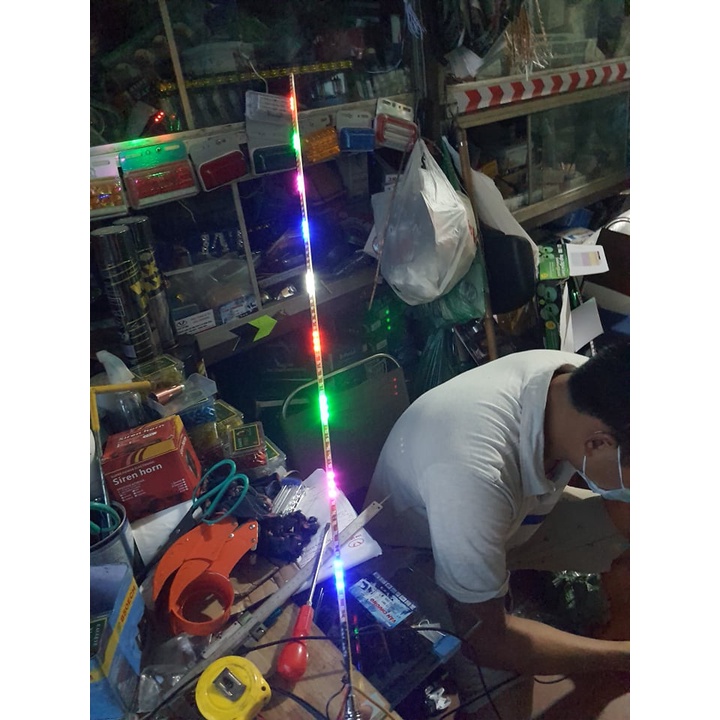 đôi ăng ten nháy đuổi 7 màu ô tô 12v, 24v cực đẹp hàng runlai hoặc thường trang  trí xe 1m