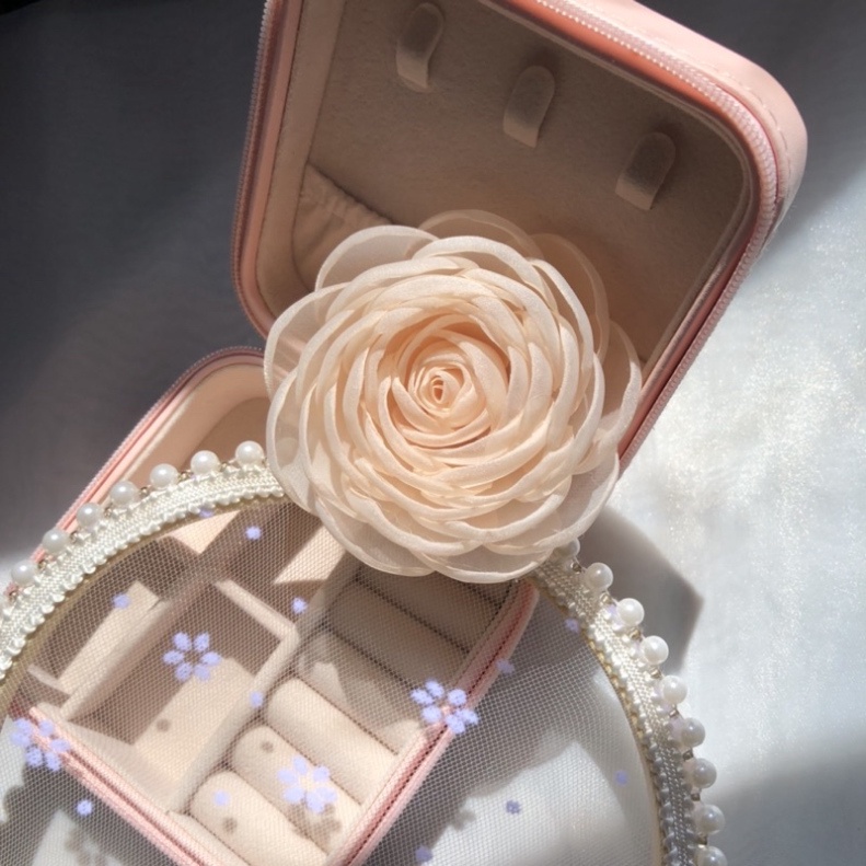 (NTND) Hoa cài áo handmade cao cấp