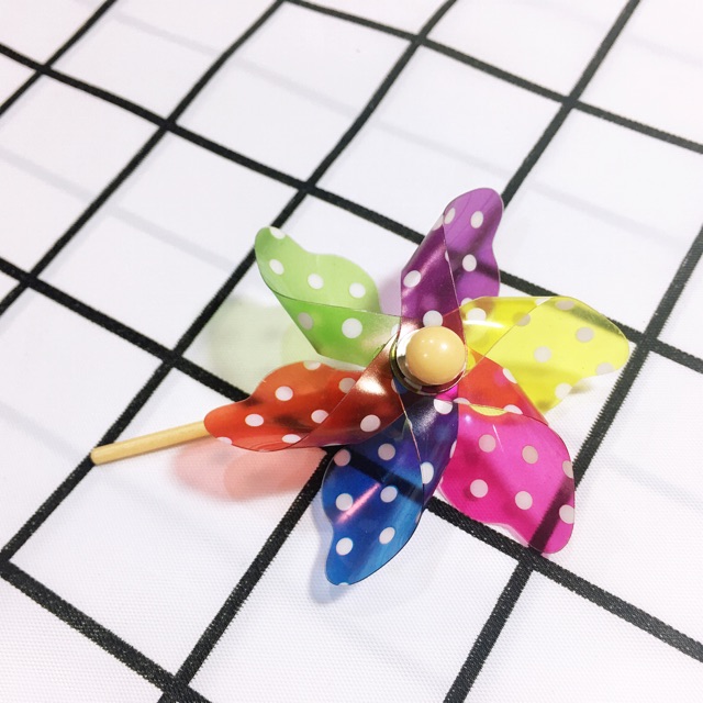 Chong chóng nhựa trang trí nhà cửa góc làm việc doll