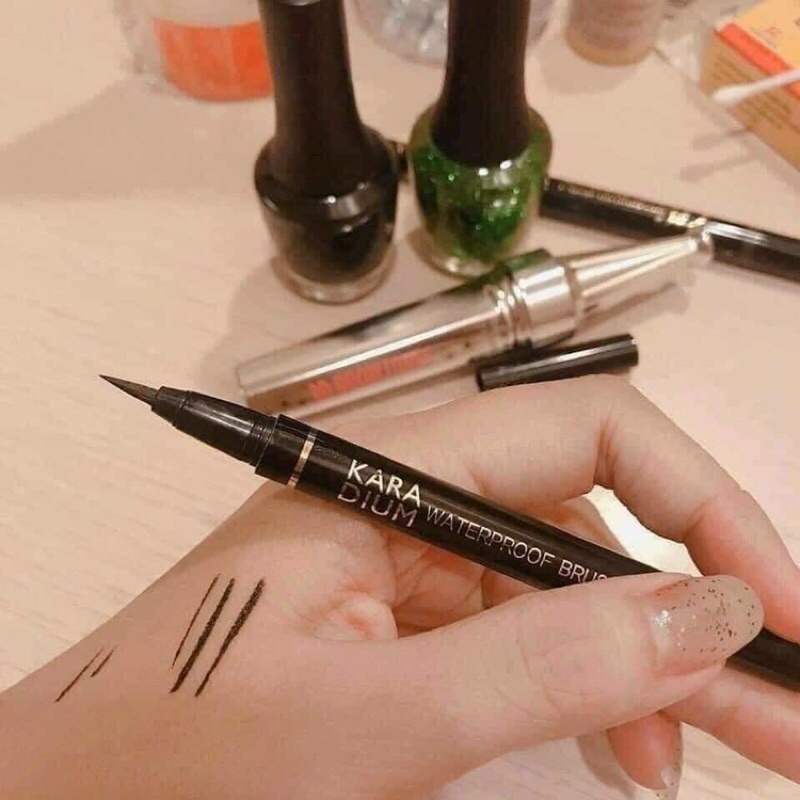 Bút Dạ Kẻ Mắt Nước Karadium Waterproof Brush Liner Black 0.55g - Mẫu mới 2022