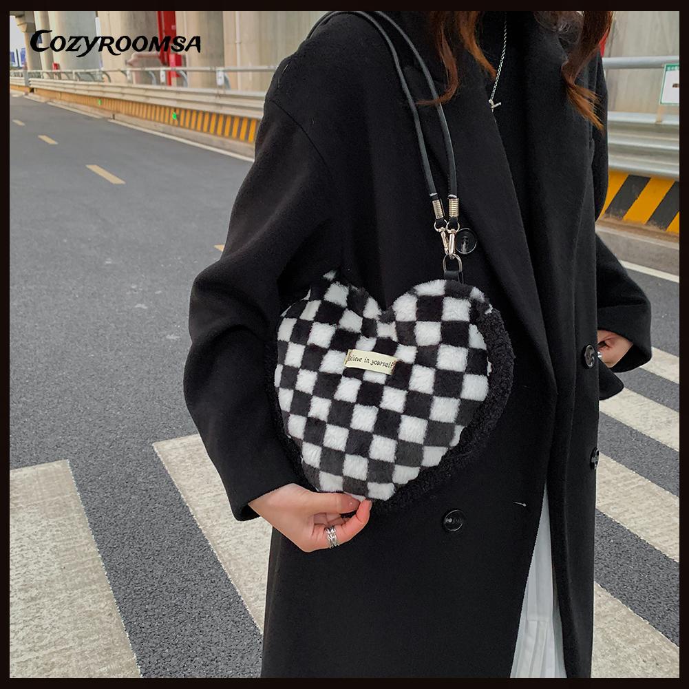 Túi đeo vai lông nhung hình trái tim giữ ấm cho nữ