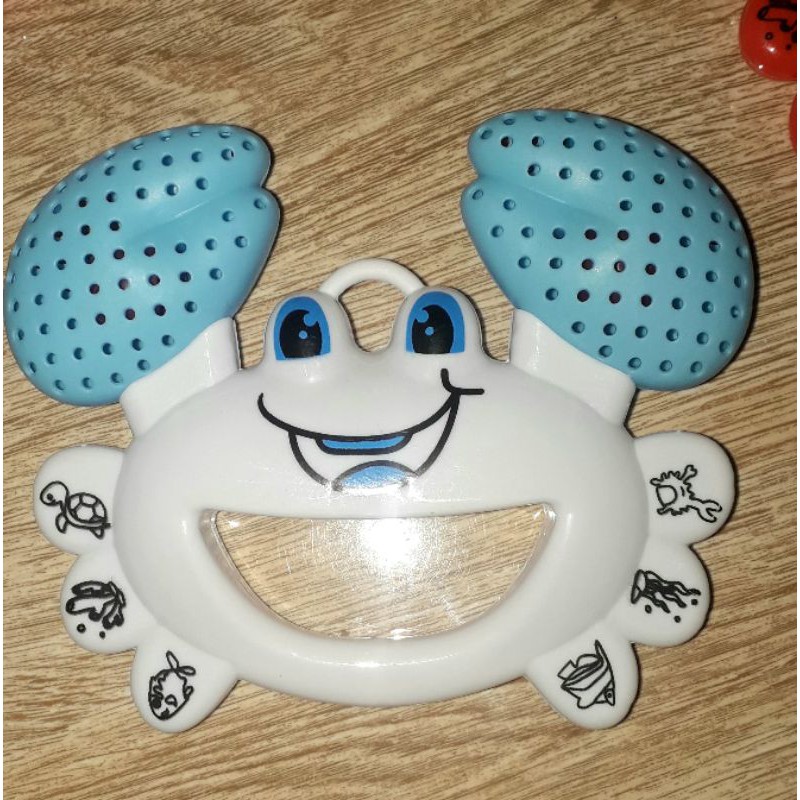 Một chiếc lục lạc_ lắc nhạc hình chú Cua bằng nhựa rất đẹp