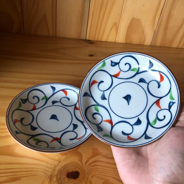 Bộ đĩa nhỏ gốm sứ Nhật gồm 2 cái hoa văn ngũ sắc