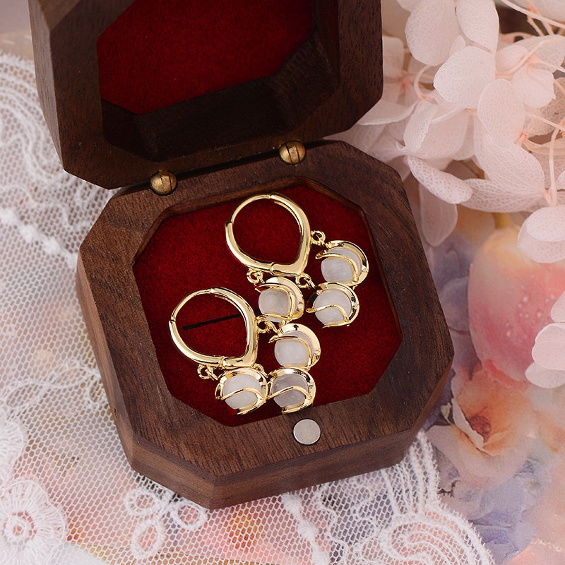 Bông Tai Hình Dấu Chân Mèo Đính Đá Opal Thời Trang Hàn Quốc