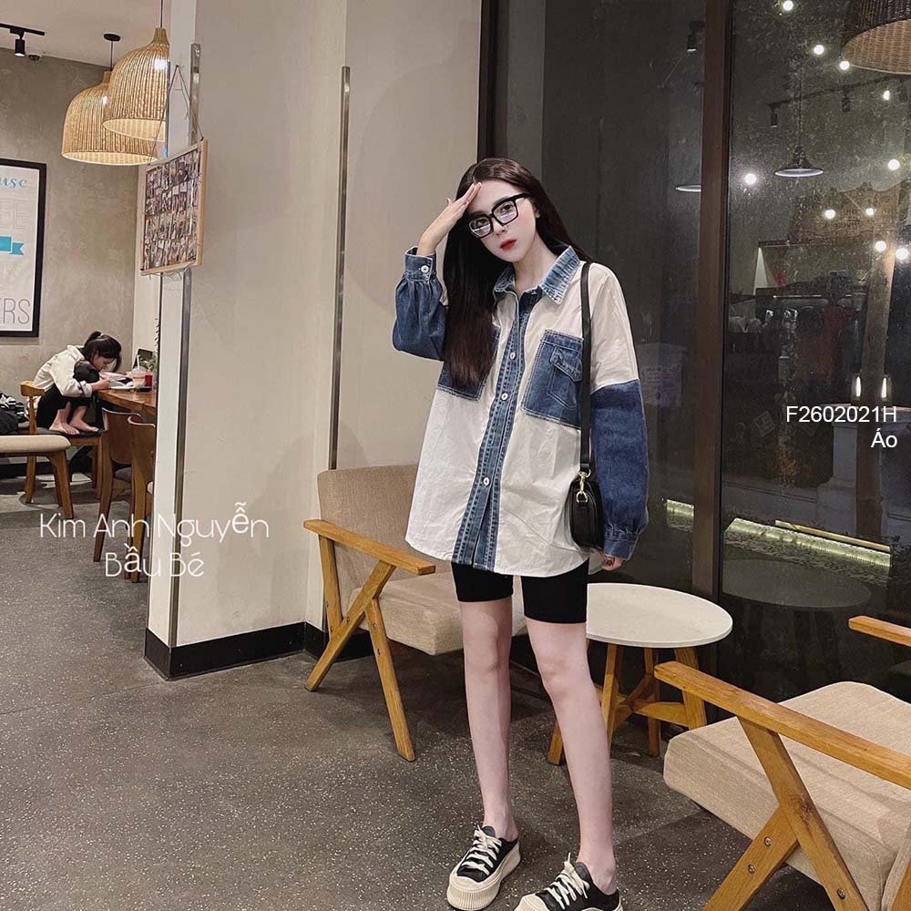 Áo sơ mi trắng đắp túi nắp form rộng tay dài phối jean xanh