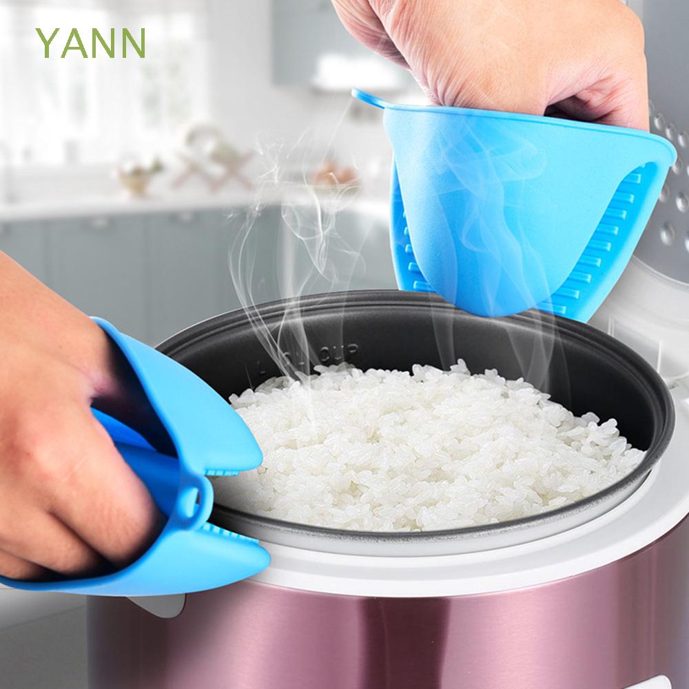 Găng tay chống dính dùng làm giá đỡ nồi chảo tiện dụng