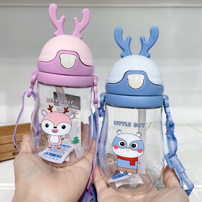 Bình nước cute cho bé có ống hút chống sặc 480ml hình Tuần Lộc cho bé tập uống nước có quai đeo an toàn tiện lợi