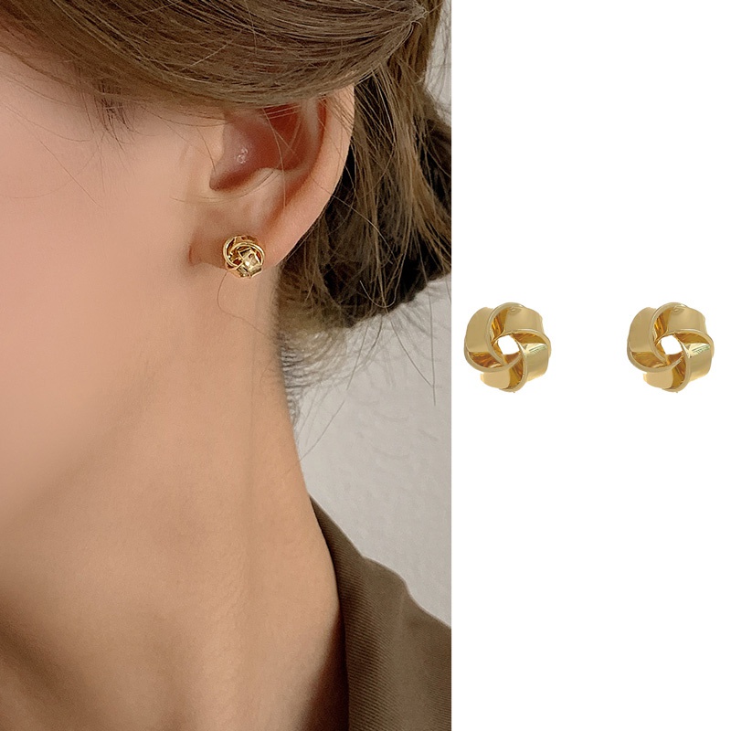 Khuyên tai kim loại phong cách retro