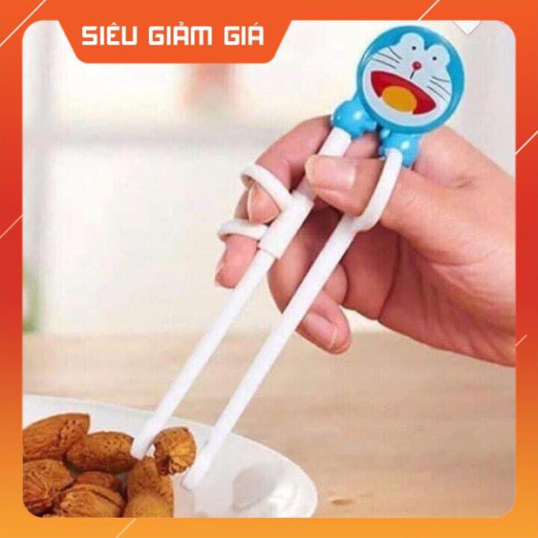ĐŨA TẬP ĂN ĐÔREMON CHO BÉ