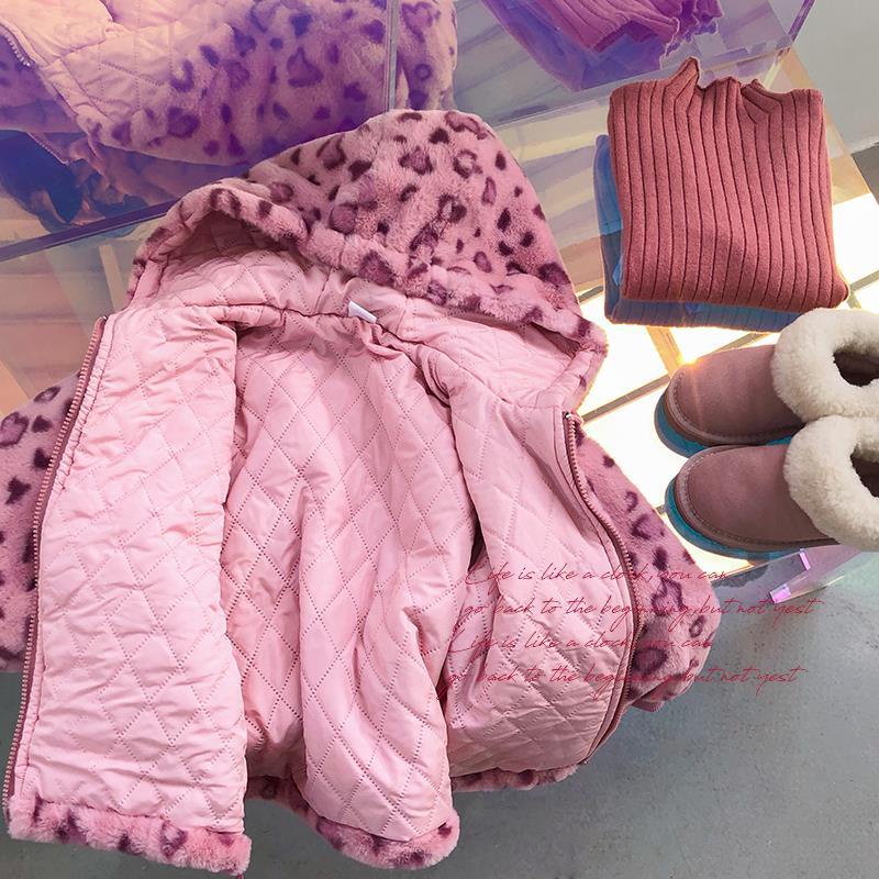 Áo Khoác Mùa Đông Chần Bông Có Mũ Trùm Đầu In Họa Tiết Báo Hồng Phong Cách Phương Tây Thời Trang Hàn Quốc 2021 Mới Cho Bé Gái