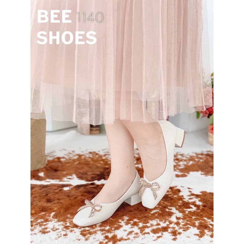 BEESHOES - GIÀY BÚP BÊ NỮ MŨI VUÔNG NƠ ĐÁ - GIÀY BÚP BÊ NỮ ĐẾ VUÔNG CAO 3 PHÂN SẴN MÀU ĐEN - KEM - HỒNG ĐẤT 201140