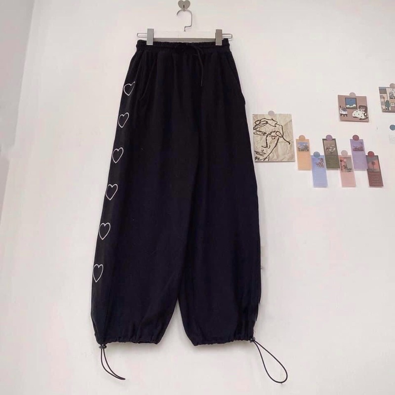 Quần Bom Rút Ống Viền Tim Unisex 2 Màu Đen Trắng