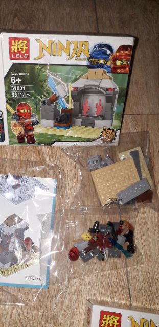Lắp ráp 1 hộp LegoNinja Spinjitizu 31031 có nhiều chi tiết