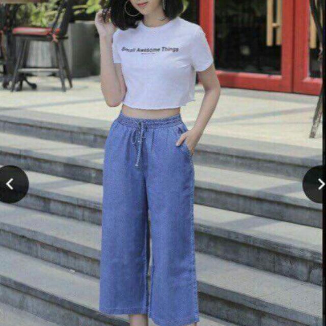 Quần jean ống rộng . Với chất liệu jean mềm mại rủ với mẩu quần này các nang tha hồ lựa chon các kiểu áo mà không lo nhé
